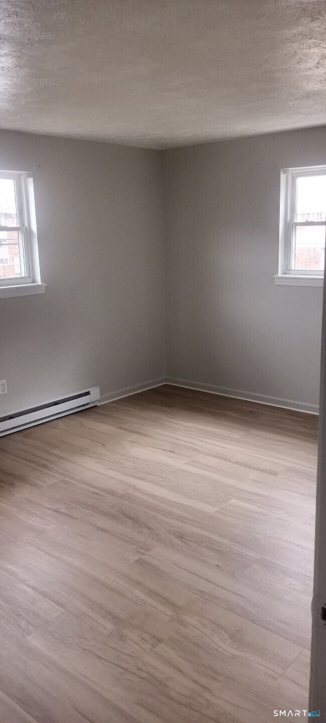 Building Photo - 152 Surrey Dr