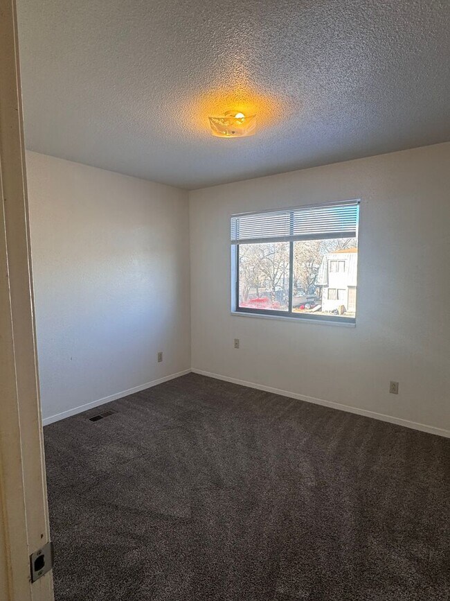 Building Photo - 2 Bed, 1 Bath, 2 Story Townhouse!!!