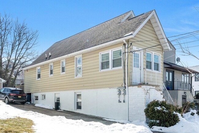 Building Photo - 632 Chase Ave