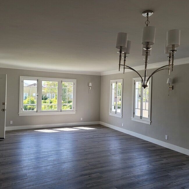 Loft like feel bathed in natural sun drenched lighting. - 827 Lindaraxa Park N