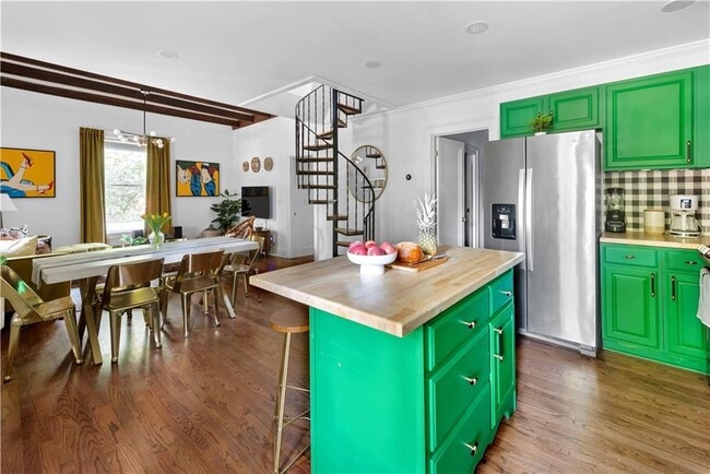 Building Photo - 720 Mollie St SE