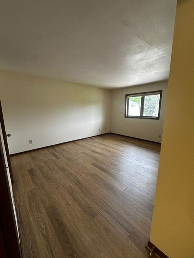 Building Photo - 3 bed/2 bath West Side Townhome
