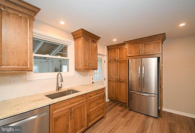 Building Photo - 232 Morgan St