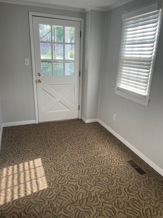 Building Photo - Spacious 2 Bedroom with an Office - LAWNCA...