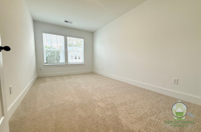 Building Photo - 525 Harebell Wy
