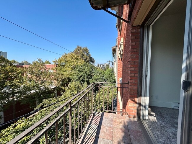 Building Photo - Top Floor Vintage 1 Bed, 1 Bath Condo!