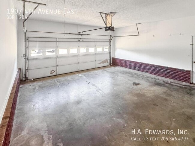 Building Photo - 1907 4th Ave E