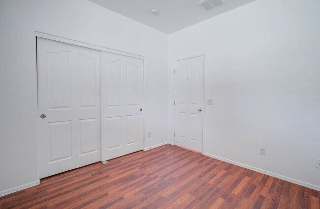 Building Photo - 4836 S Summit Ct