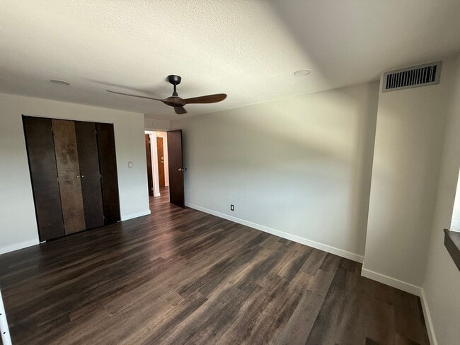 Building Photo - Bright South-Facing Condo with Stunning Fl...