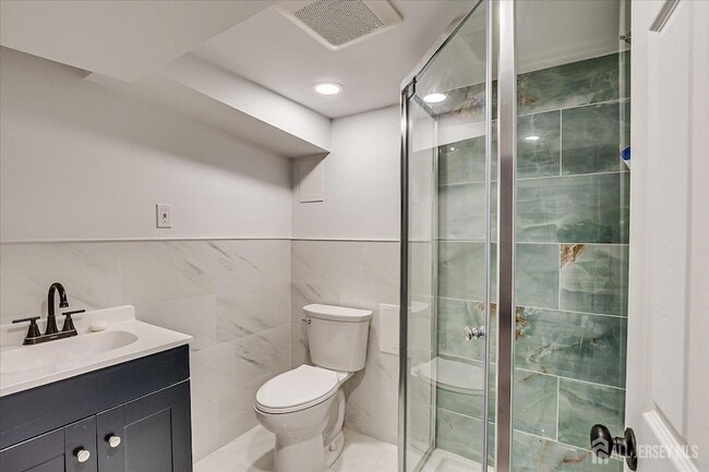 Building Photo - 14 Linden St