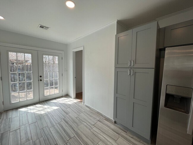 Building Photo - KW 3 bedroom 1 Full bath