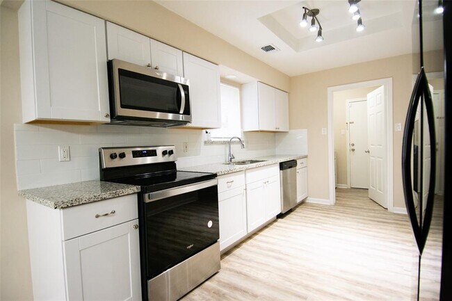 Building Photo - 9010 Arlington Forest Dr