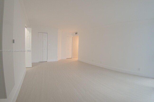 Building Photo - 18181 NE 31st Ct