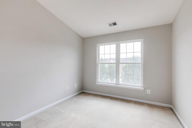 Building Photo - Spacious 3-level townhome with a 2-car garage in the desirable South Riding community.