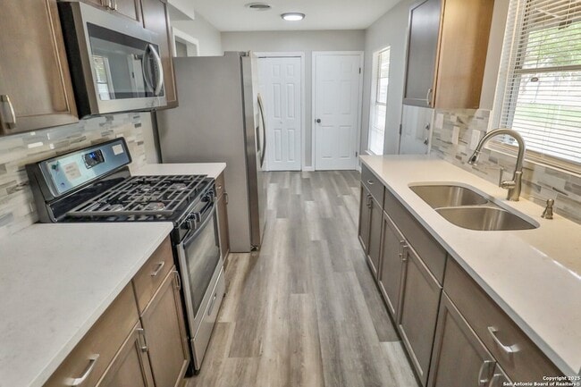 Building Photo - 117 Brettonwood Dr