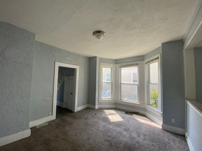 Building Photo - 4BR Davenport Home