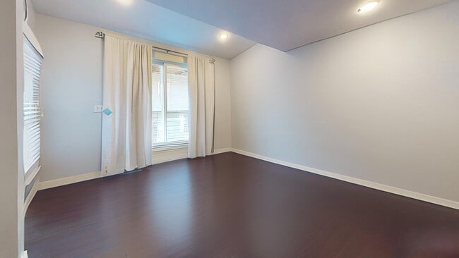 Building Photo - 215 Bolton St