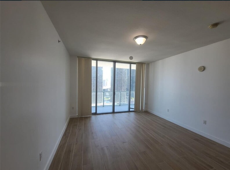 Building Photo - 1111 SW 1st Ave