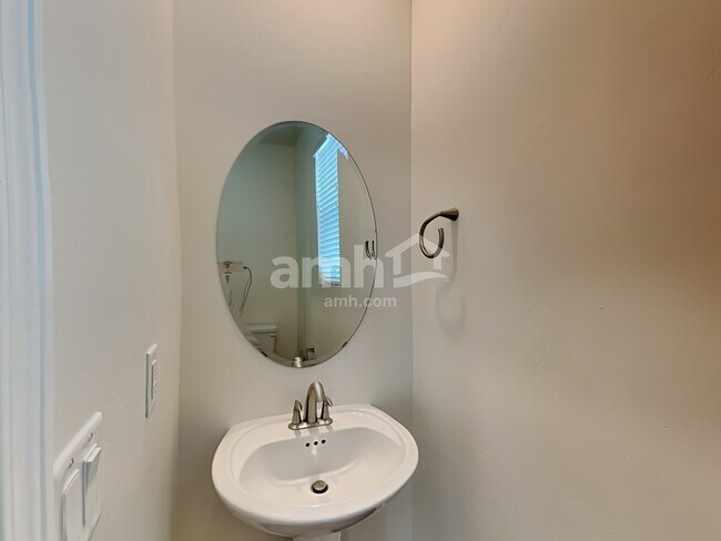 Building Photo - 3028 E S Village Dr