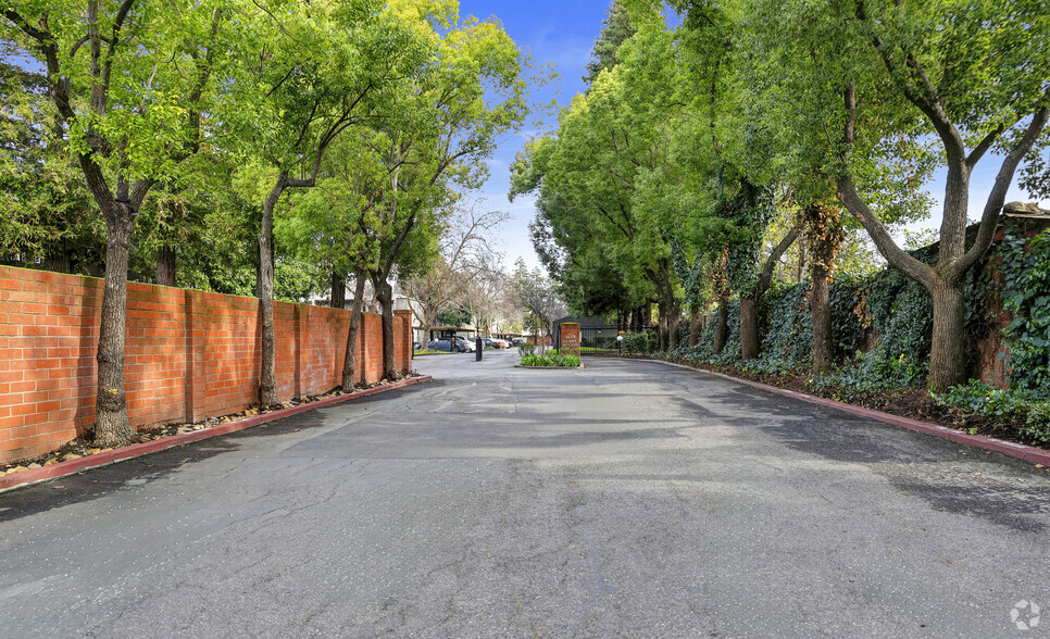 View of driveway - BRIDLE PATH PLACE APARTMENTS