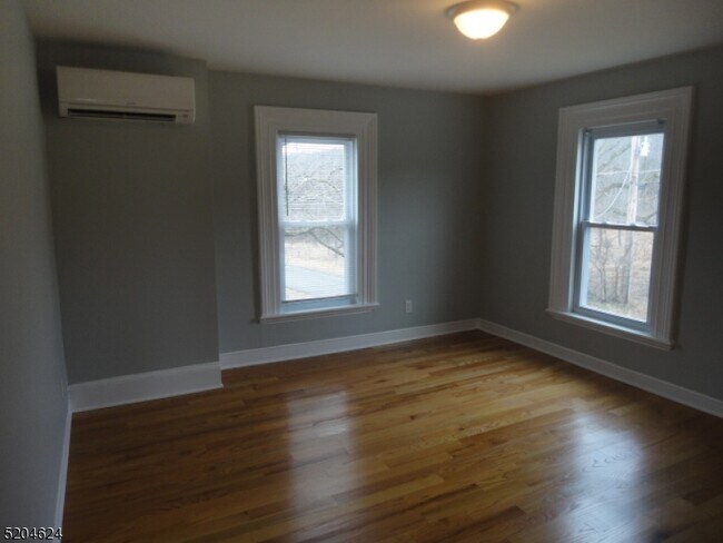Building Photo - 162 Lewisburg Rd