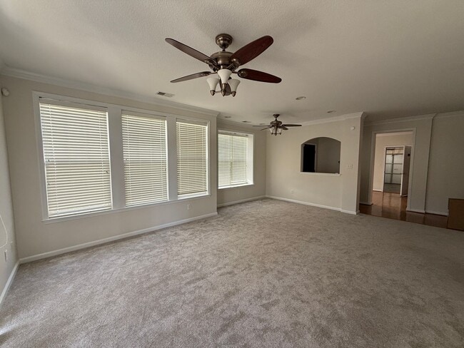Building Photo - 2BR & 2BA Condo in Central Location w/Garage-Available 06/22/26