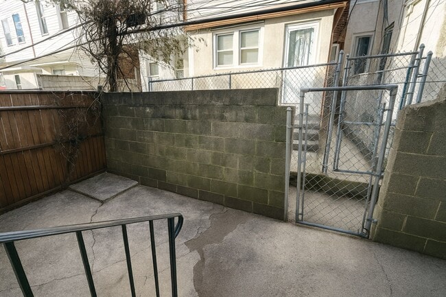 Building Photo - 210 Horton St