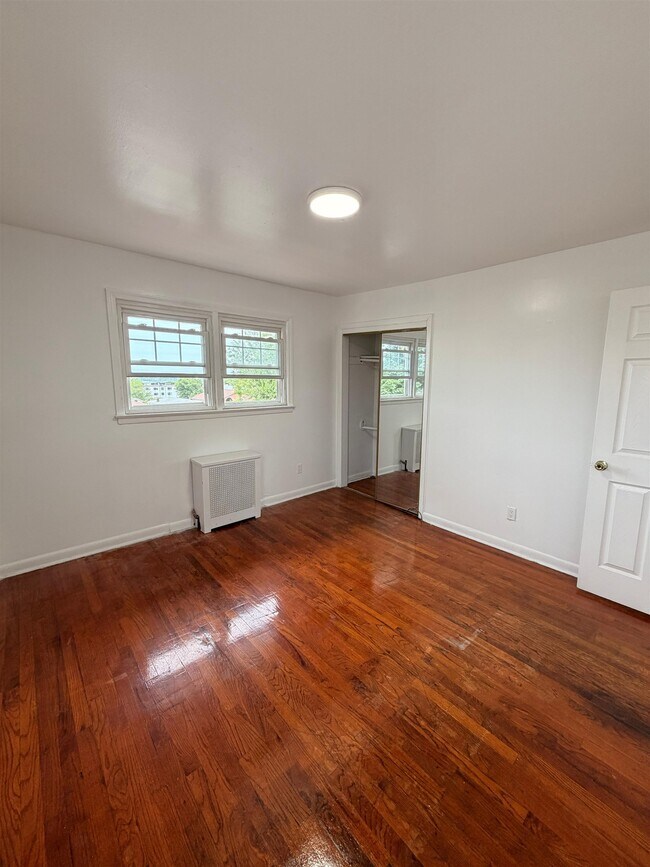 Building Photo - 5215 Meadowview Ave