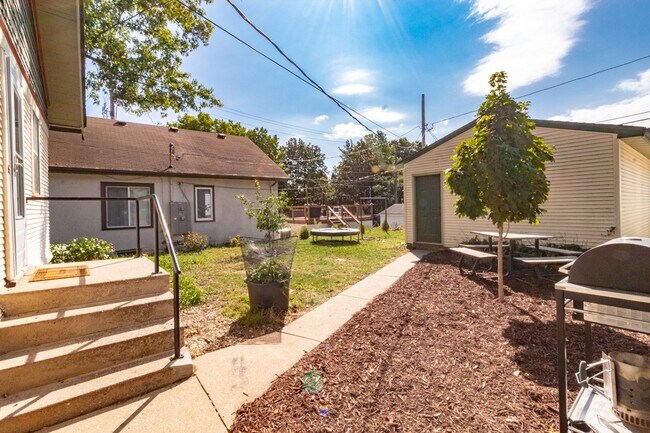 Building Photo - Wonderful 2 Bedroomed House in the heart of Saint Paul.