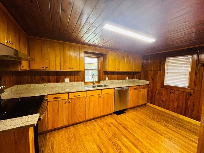 Building Photo - 3 BD/1/BA County Ranch Home
