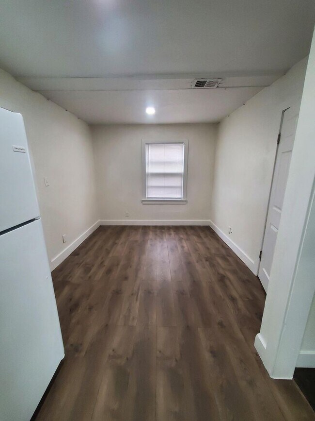 Building Photo - Free standing home just 2 blocks from Central and Mclean