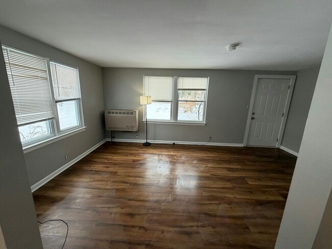 Building Photo - 2396 S Long Lake Rd