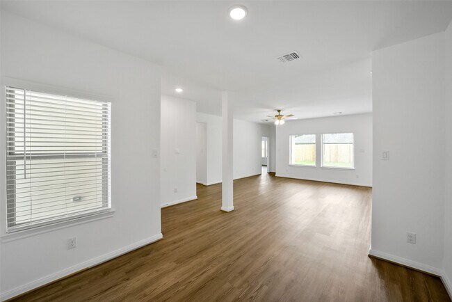 Building Photo - 13315 Campos Dr