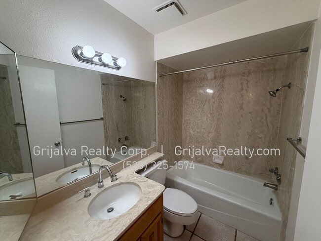 Building Photo - 2 Bedroom, 2 Bath Townhouse for Rent   (Stone/Roger)
