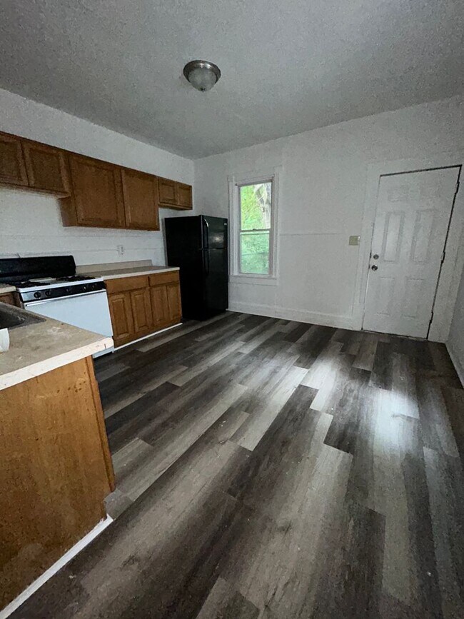 Building Photo - Nice 2 bedroom house big kitchen and yard