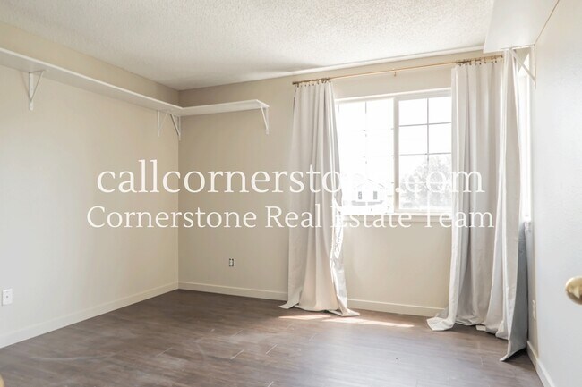 Building Photo - 4640 Kashmire Dr