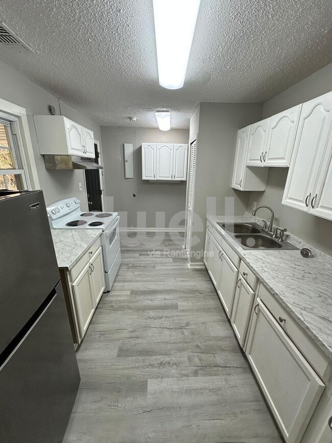 Building Photo - 2932 Abelia Dr