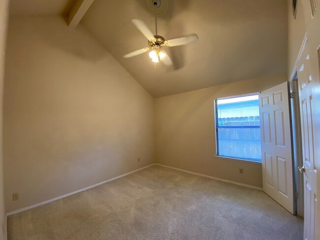 Building Photo - North West Fresno Home, 3BR/2BA, 1878sf, B...