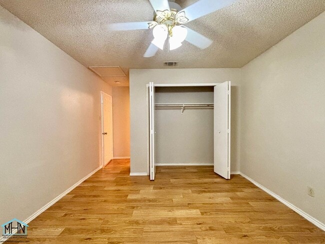 Building Photo - Cute & Cozy Duplex Nestled in a Prime Loca...