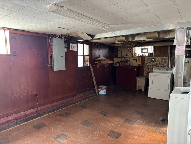 Building Photo - 5839 Hampton Ave