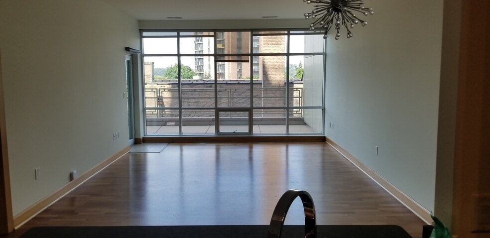 Building Photo - 1550 E Royall Pl