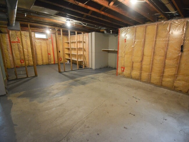 Building Photo - Move-In Ready 2 Bed 1 Bath With Large Yard...