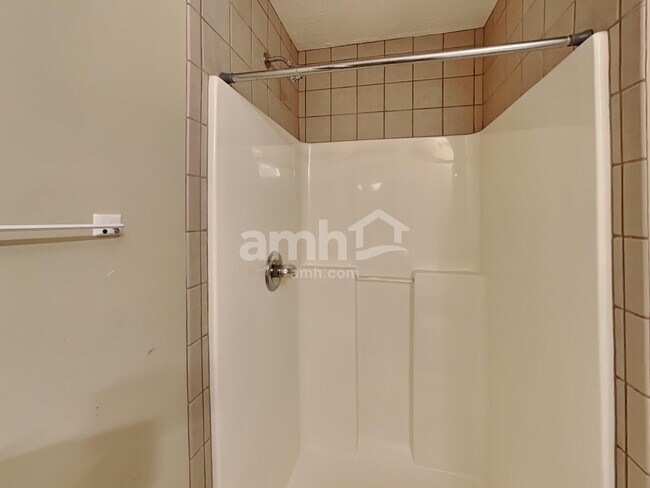 Building Photo - 3744 Henricks Hill Dr