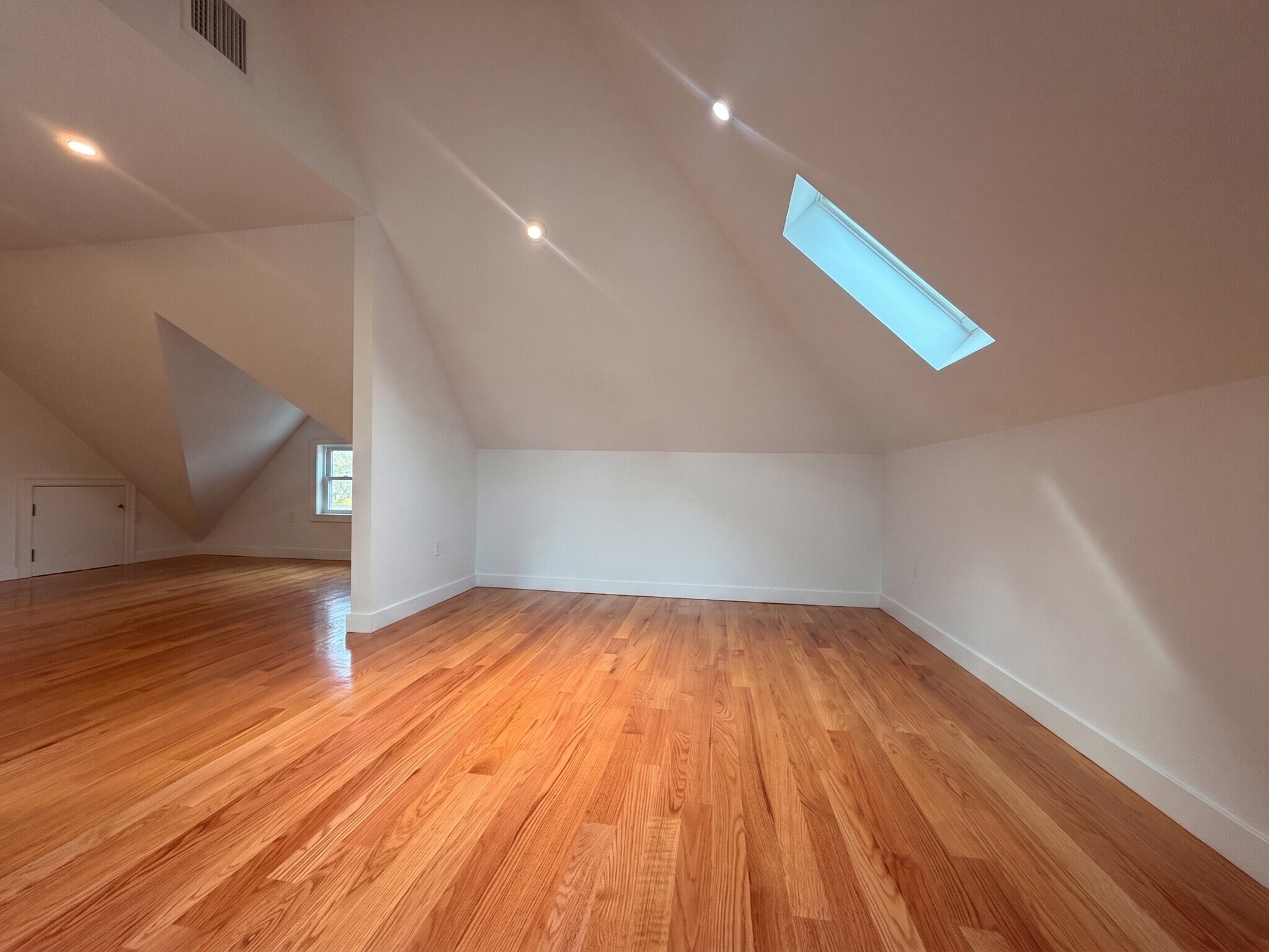 Building Photo - 82 Albertina St