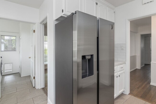 Building Photo - Charming single story home in heart of Reseda