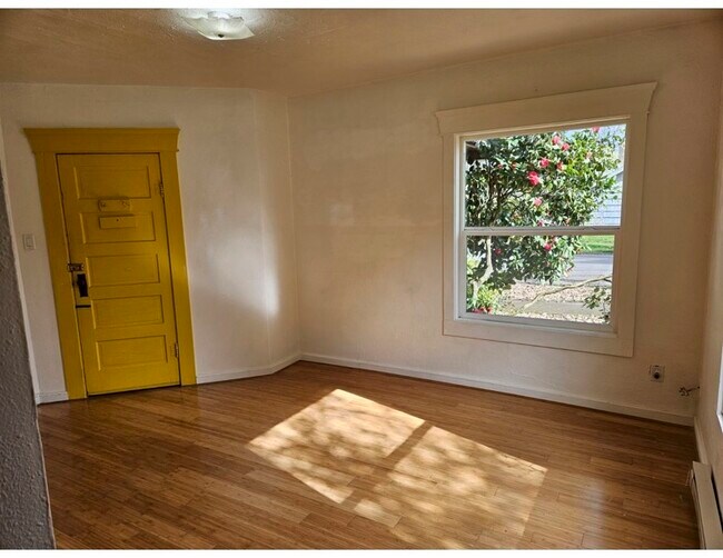 Building Photo - 608 4th St