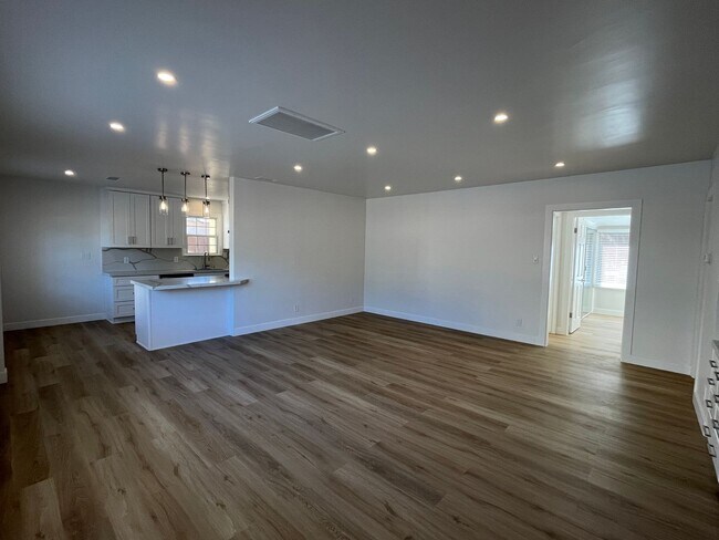 Building Photo - Valley Village 3+1 w/bonus room, all appli...