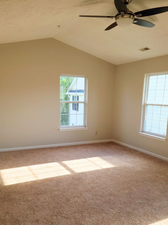 Building Photo - Spacious 3 Bedroom Townhome in Oldfarm.