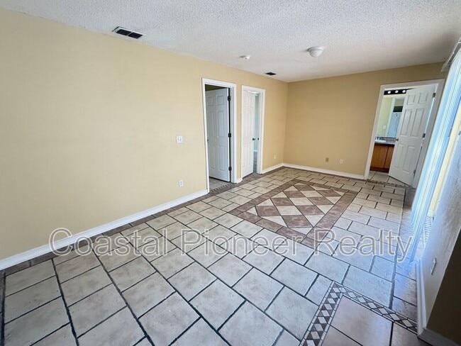 Building Photo - 724 Versailles Ln