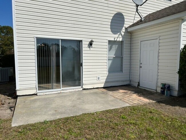 Building Photo - Newly Updated Townhome in Olde Town Village, Bluffton
